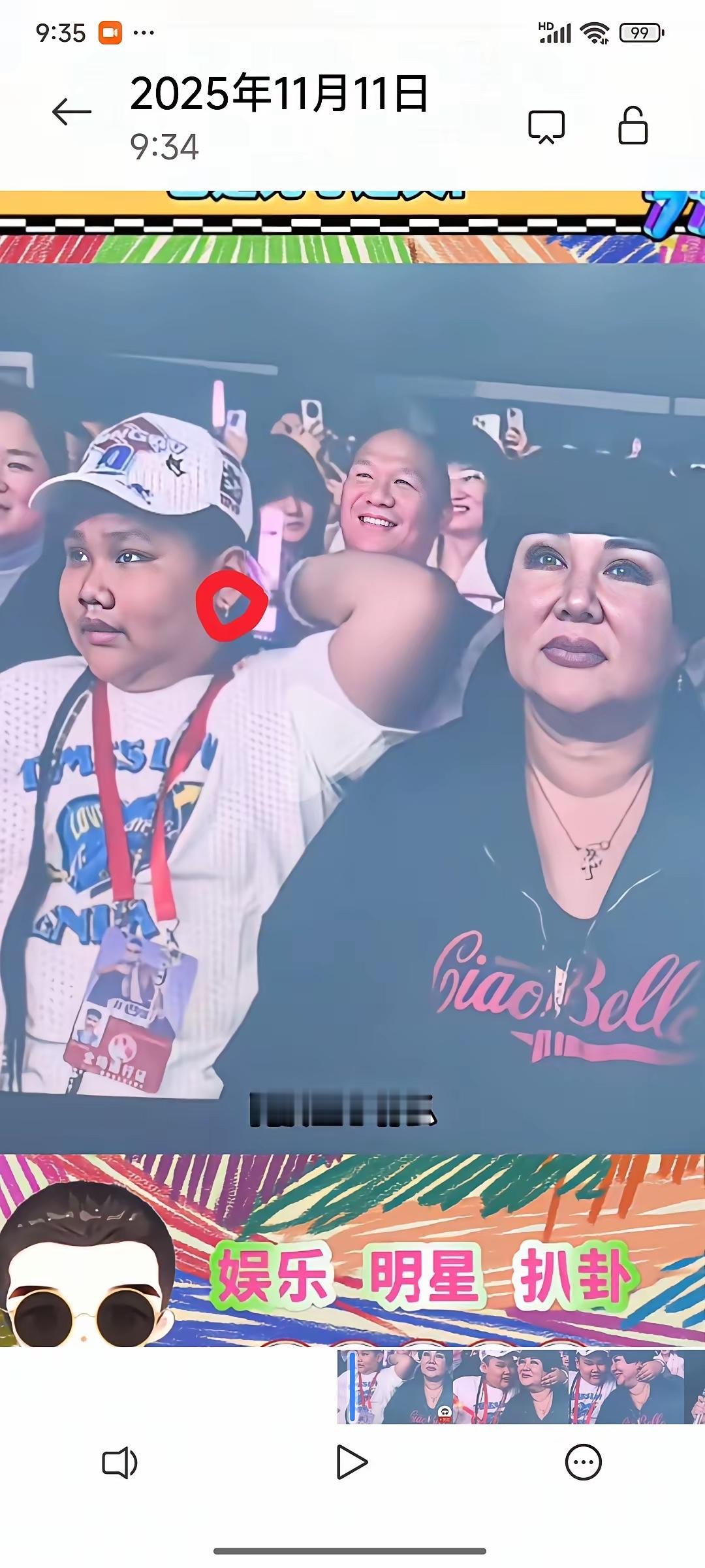 网上都说郭德纲家教严，这恐怕是谬赞！看看他的小儿子郭汾阳的打扮就知道了。才十岁的