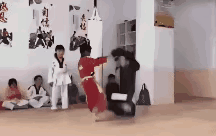 小男孩是很懂事的，教练真傻。