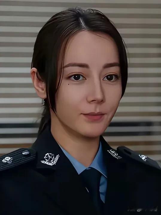 迪丽热巴，远看是女神，近看像男人！迪丽热巴这种大五官，在一个适当距离的镜头内观