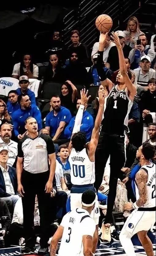 最近看了文班亚马原地干拔跳投，防守人克里斯蒂放弃防守这一幕的镜头之后，我觉得NB