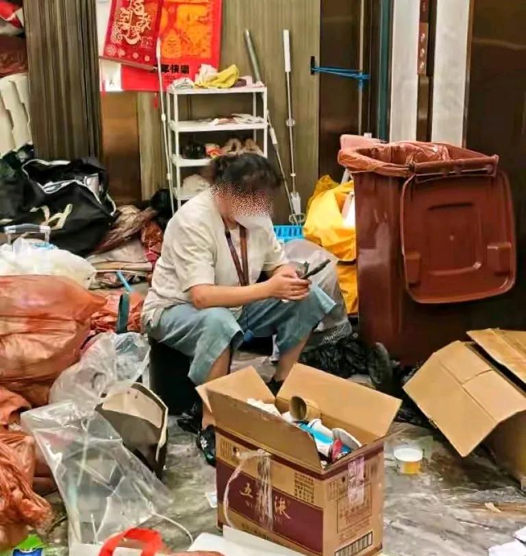 大姨独自住在上海3600万的豪宅里，每天早、中、晚三次出去捡垃圾，而她捡来的垃圾