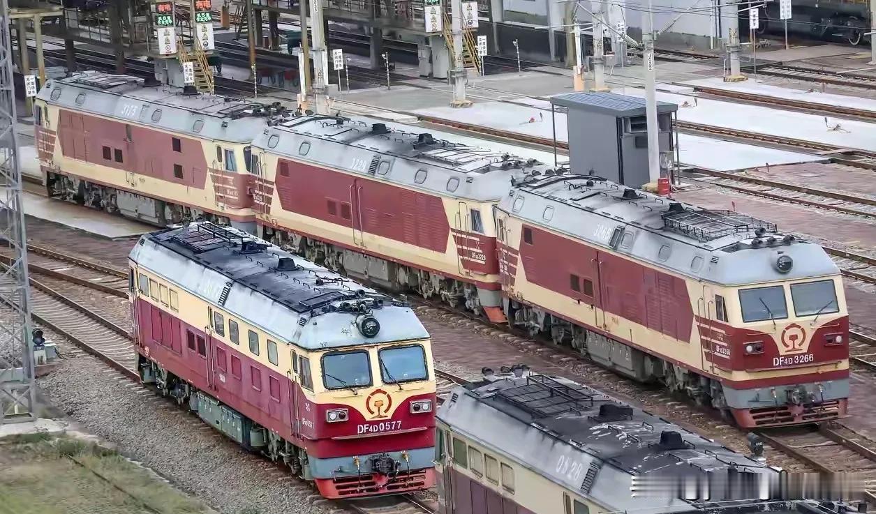 南宁局南宁机务段内的DF4D内燃机车们。曾几何时，这些内燃机车也算是南宁局最高配