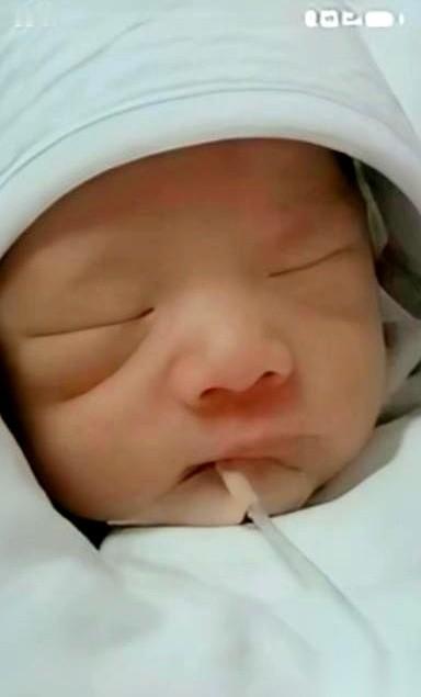 河南郑州，一个刚出生三天的男婴，不睁眼，不哭。家里人觉得是累了，抱去医院，一张