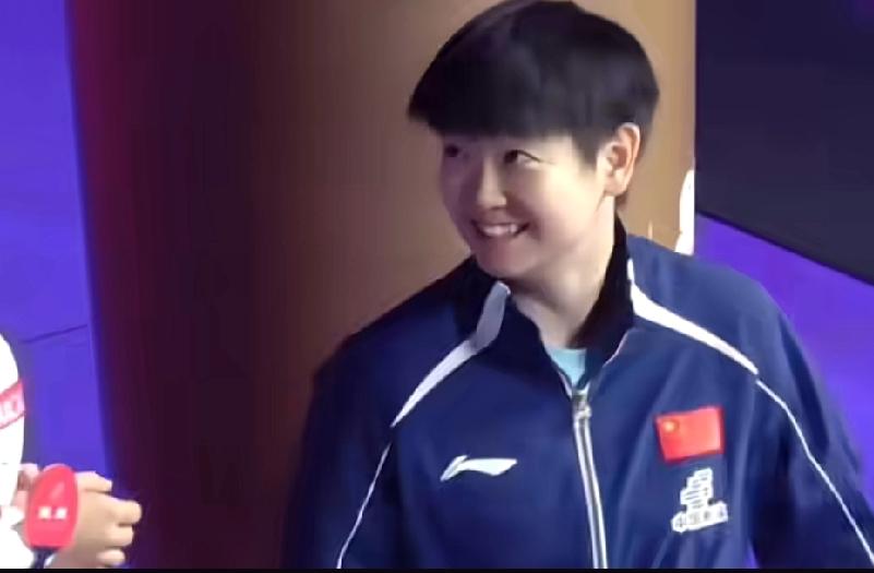 笑起来迷死人，好明媚的笑容。还有那瞭人的、会说话而且很纯真、很干净的眼神像