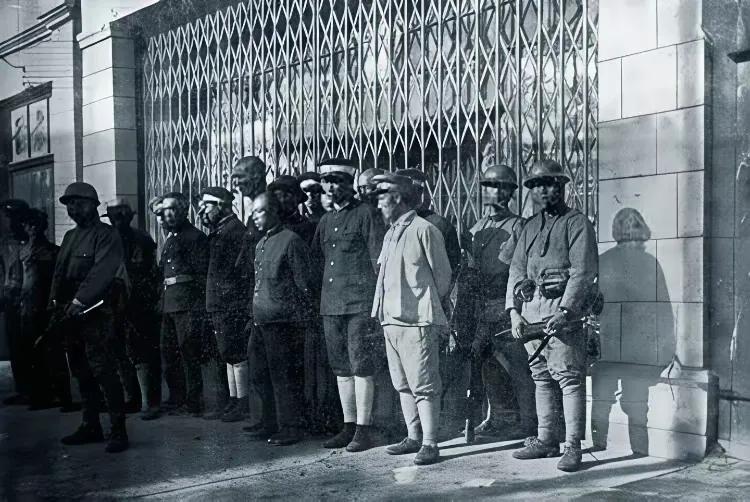 在1931年日军入侵沈阳时，沈阳城内那几百名警察其实有血性。当时，公安局长张凤岐