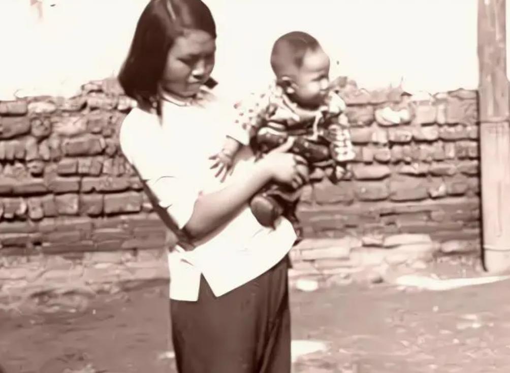 🌞1942年春，一位女情报员抱着两岁的儿子去送信，半路却被特务抓住。突然，
