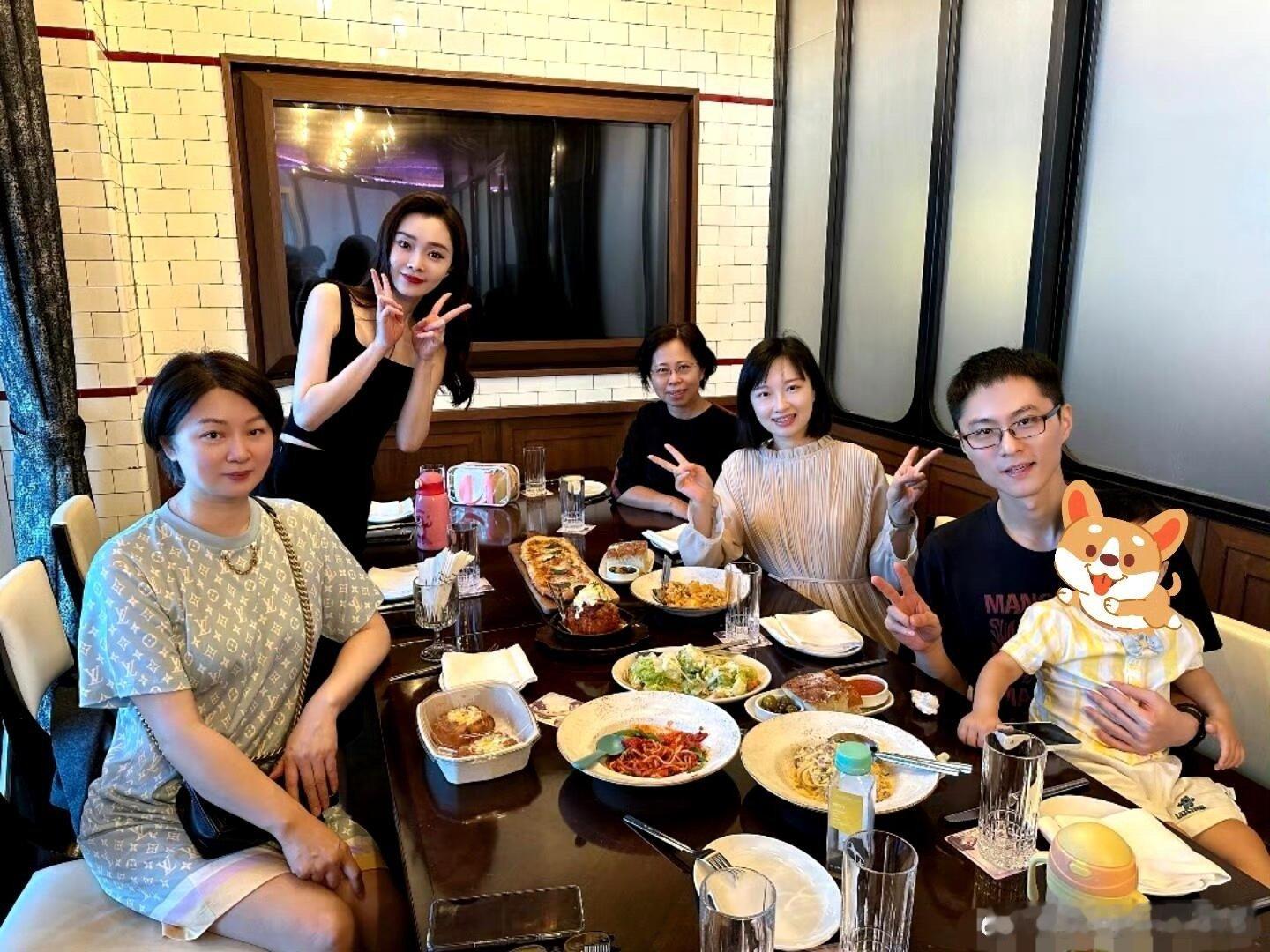 宋轶母女照很优秀的一家人，感觉都是高知分子啊[并不简单]​​​