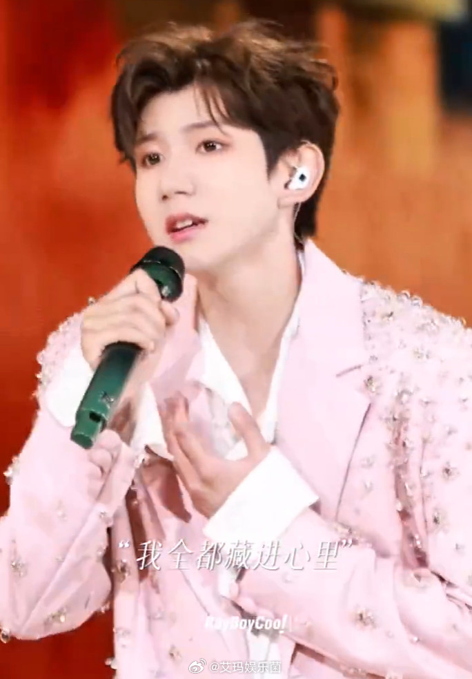 王源南昌演唱会的嘉宾是班小松哇塞！王源南昌演唱会居然请了班小松当嘉宾，这组合太