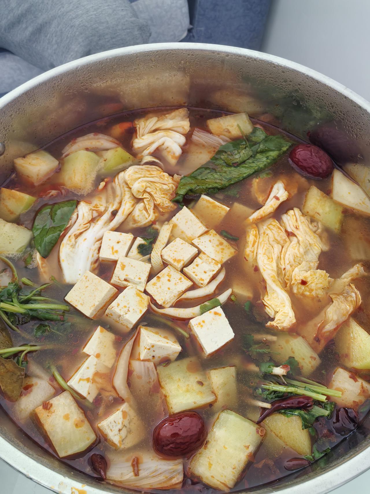 《素食斋》之四周末休息不外出，素食火锅搞起来。吃完火锅加点面，午餐这样很简单