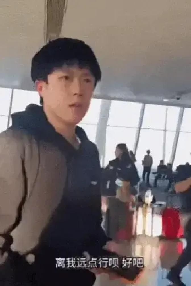 王楚钦这个人，什么都好，球打得好，人长得也帅，但有一个“缺点”，估计这辈子都改不了……就是太有边界感