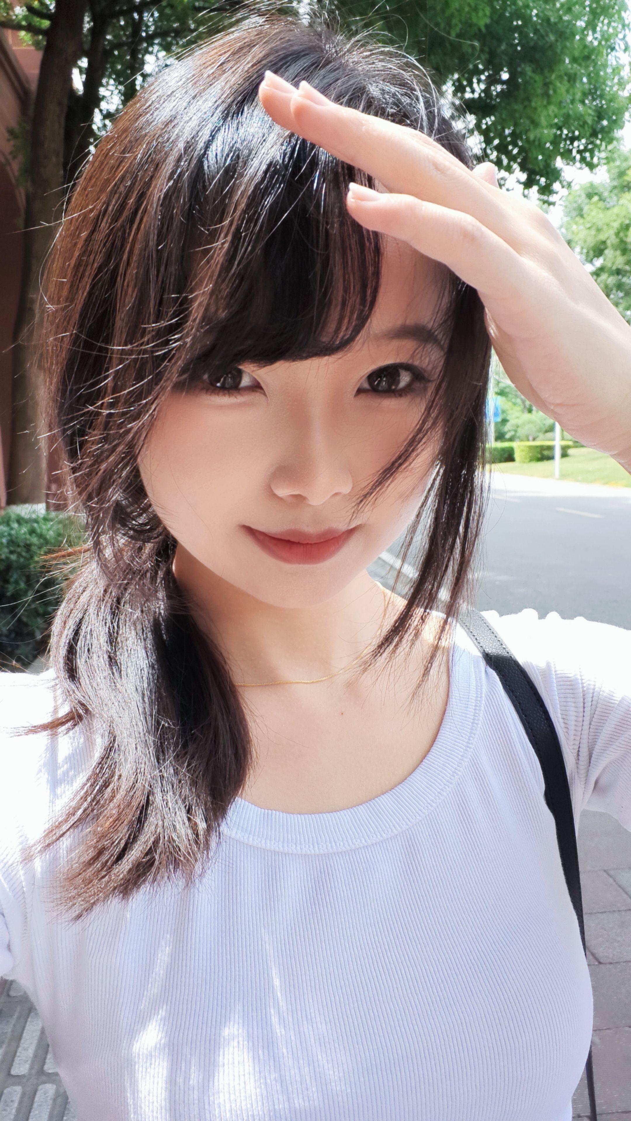 你们知不知道 每当鲸鱼拉屎的时候 它的屁股都要张开很大 拉完之后久久不...
