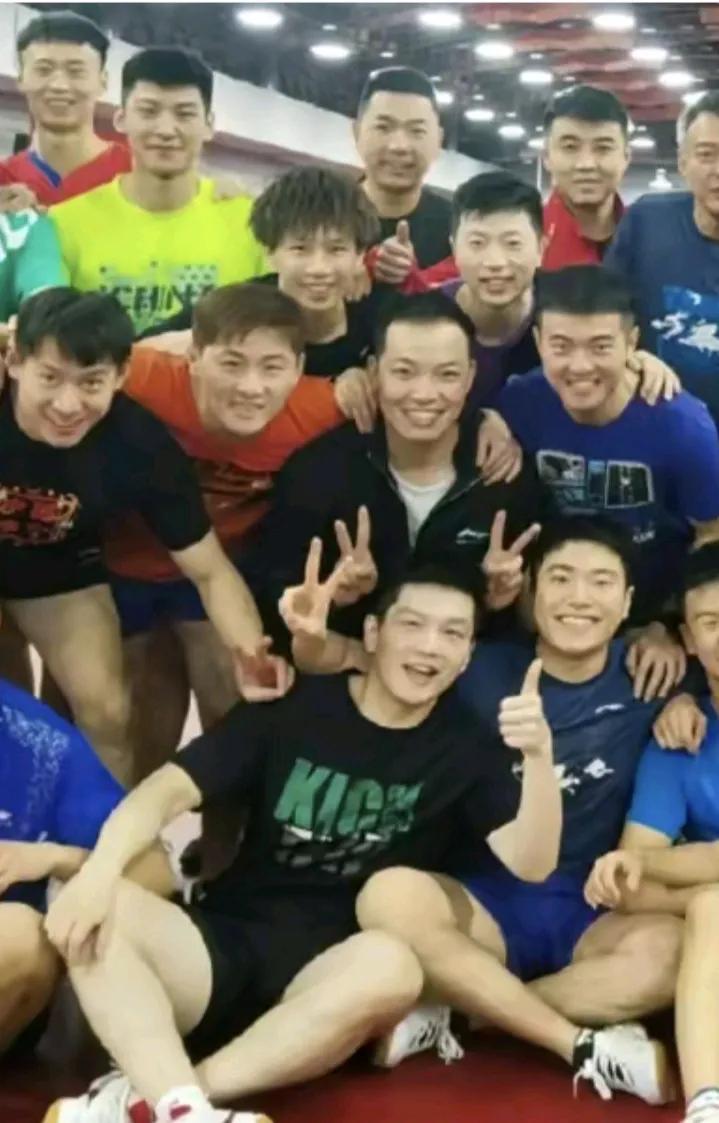 小胖和他的好朋友们相处，真是轻松又愉快。小胖盘腿而坐，身体倾斜在梁靖崑的身上
