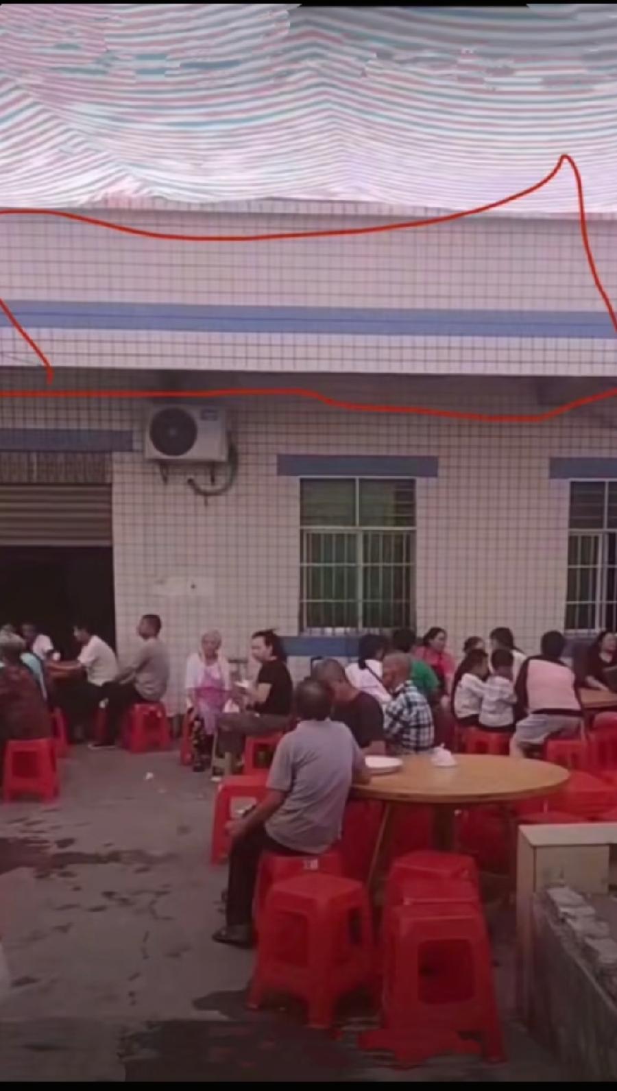 长宁升学宴坍塌前，吃席网友现场实拍，坍塌的屋顶墙，正对着好几桌，应该伤亡就是这一