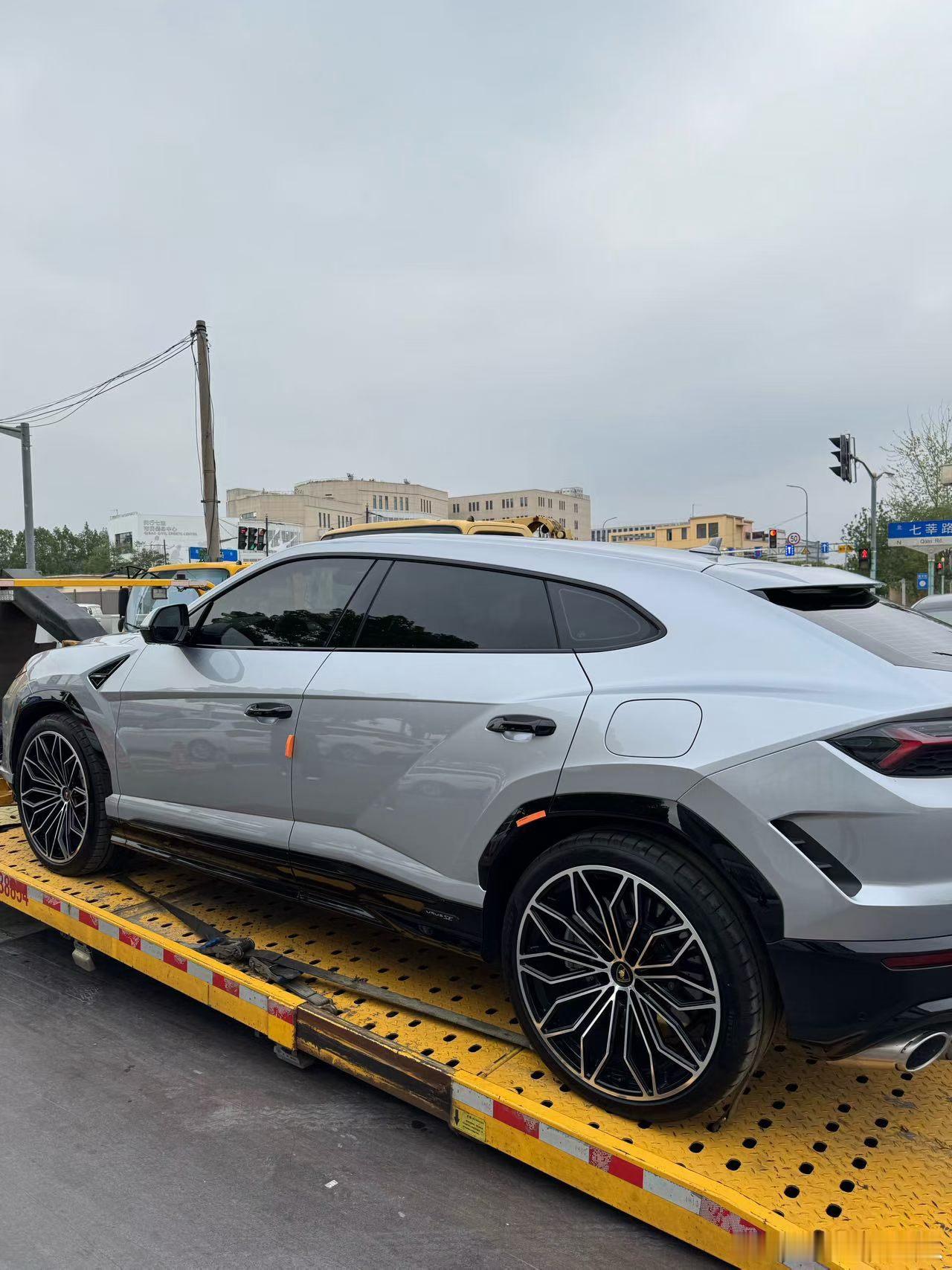 25年兰博基尼urusse，准新车，1600公里高定版银色车漆