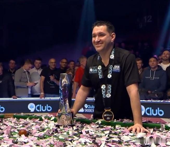 小小的舞台，也能成就大大的精彩！能提着啤酒、吹着口哨，全场音响震耳欲聋！这哪是