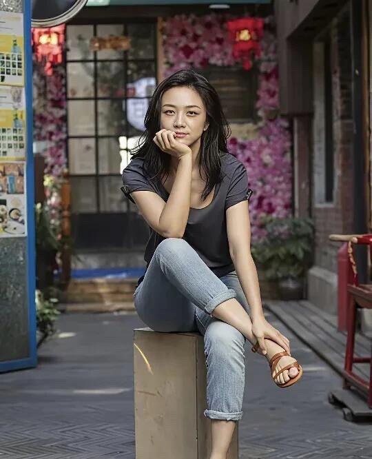 说实话，她的颜值真一般，不管是电视上还是现实中，素人一个，没有明星那种气场。就这