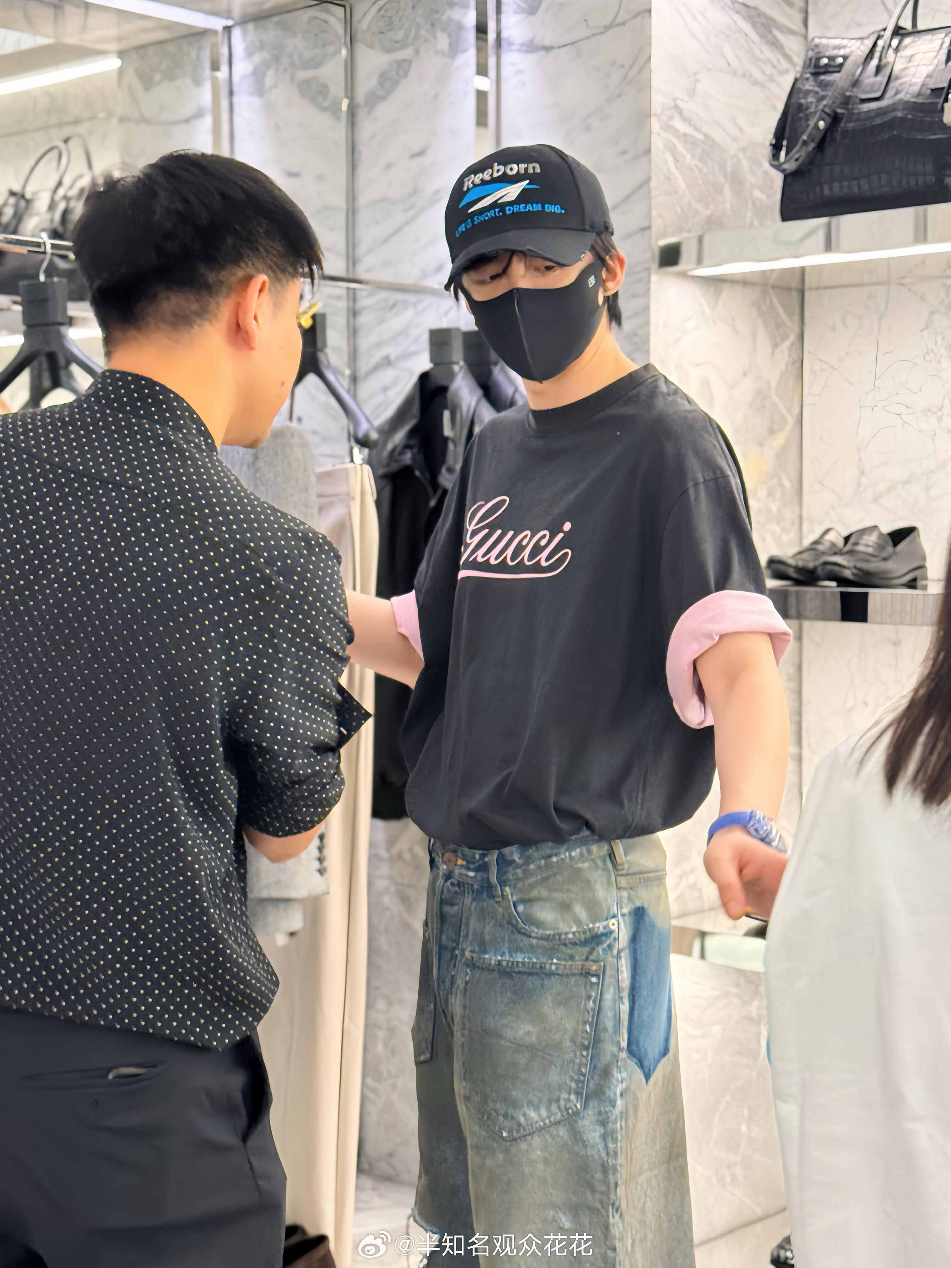网友西安偶遇刘宇宁逛商场西安SKP偶遇刘宇宁购物求偶遇教程[哭哭]​​​