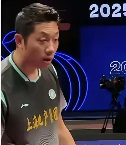 许昕这是怎么了？乒超联赛许昕对阵18岁的费浚航，因怀疑对方发球违规向裁判抗议没被