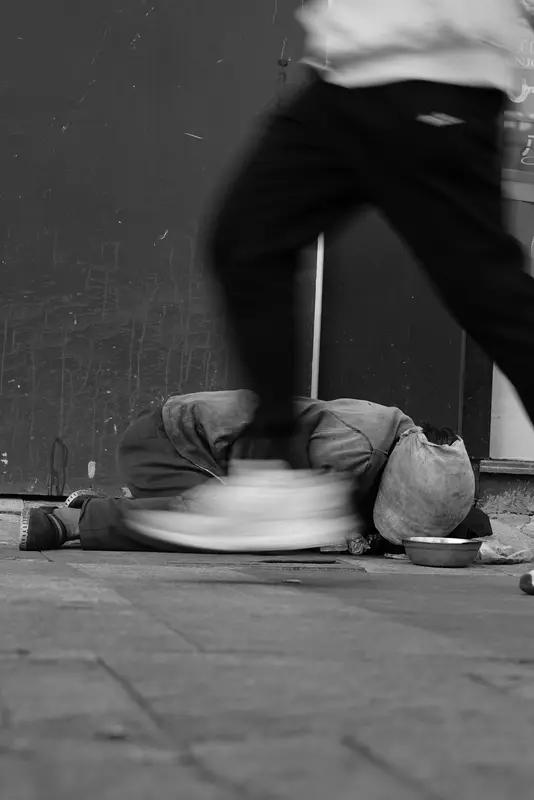 家人们，这张照片看完让人心头一紧！美国芝加哥零下15℃的寒冬里，一位流浪汉裹着三