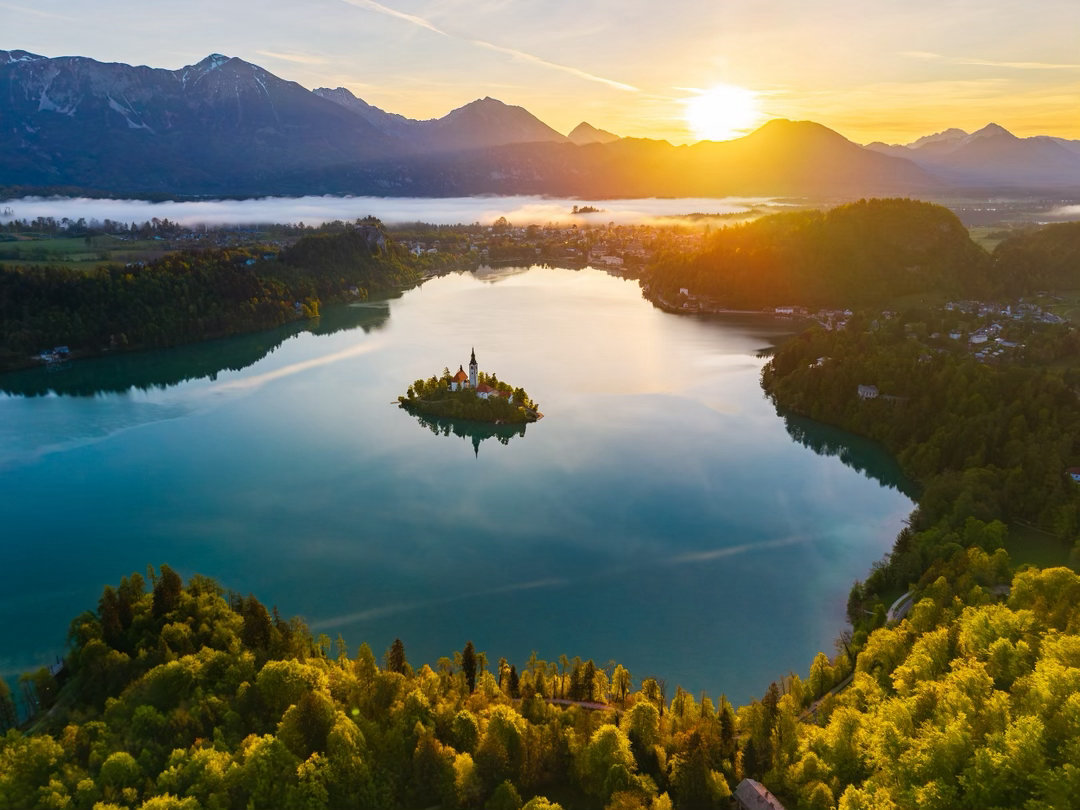 布莱德湖的清晨。有雾，有光，有山，有火烧云，更有湖心岛和教堂安静的倒影。从地面到