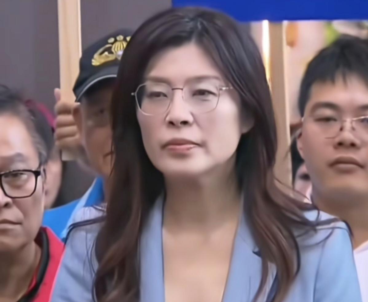 郑丽文的亮相让不少人眼前一亮。她的每一步动作都牵动着大家的目光,尤其是那句精准回