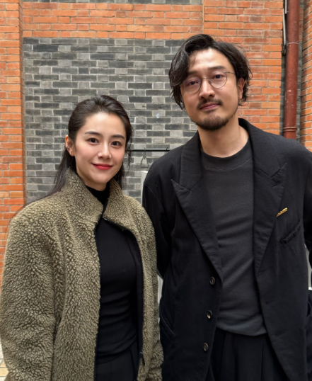 还得是正经学校，虽然不完美但还是很美帅。王传军的毛衣有点起球了，看来养两个孩子