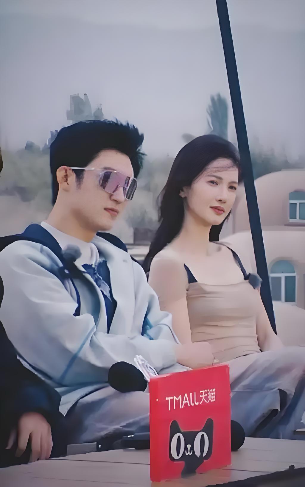 “金晨把腿放到黄景瑜腿上”的综艺画面引发网络热议，究竟是友情互动还是刻意营造的暧