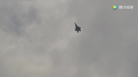 实拍F22猛禽垂直爬升空中悬停