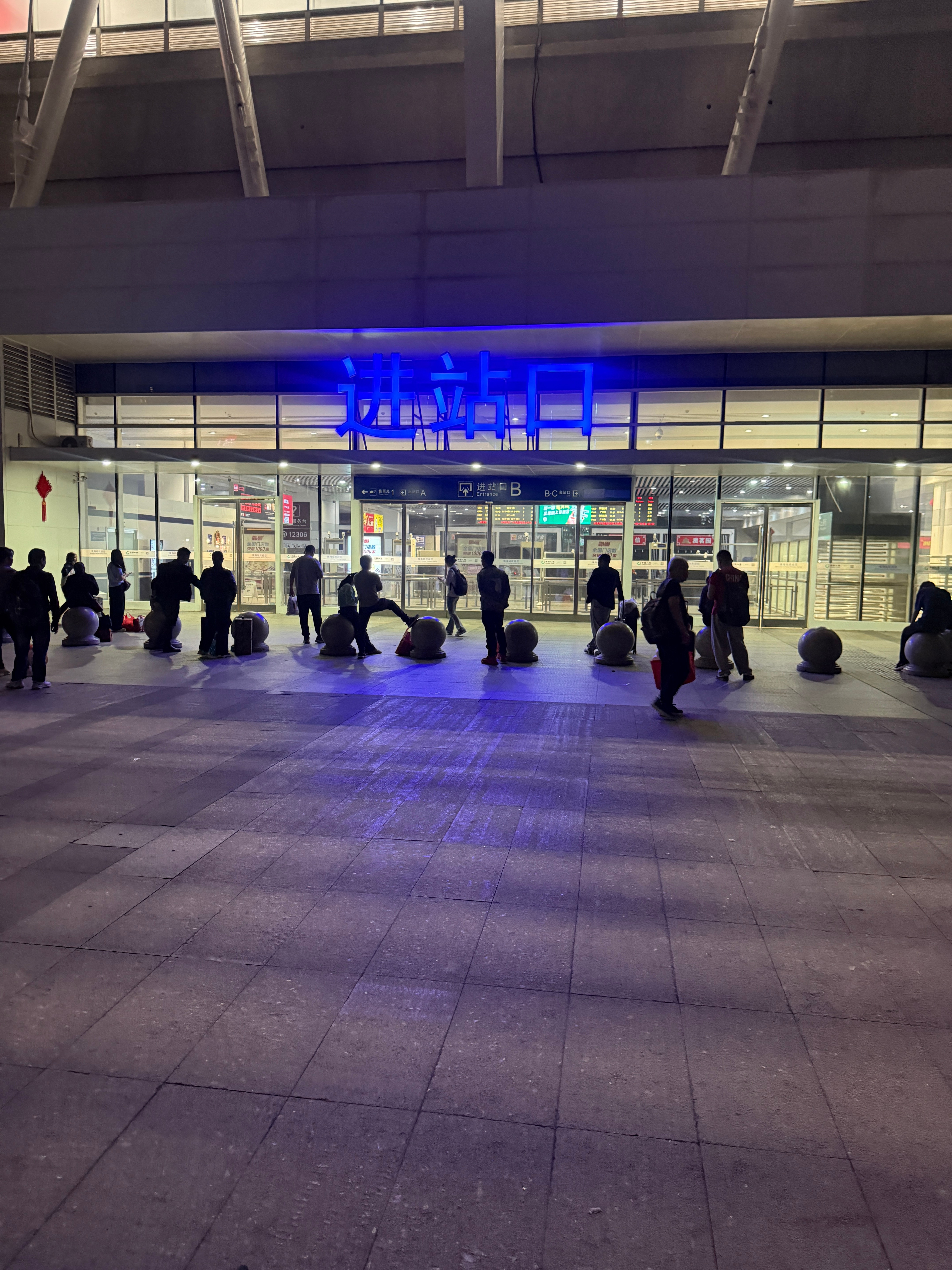 来太早了在动车站门口等开门珠海到厦门的航班也太少了吧珠海·珠海站