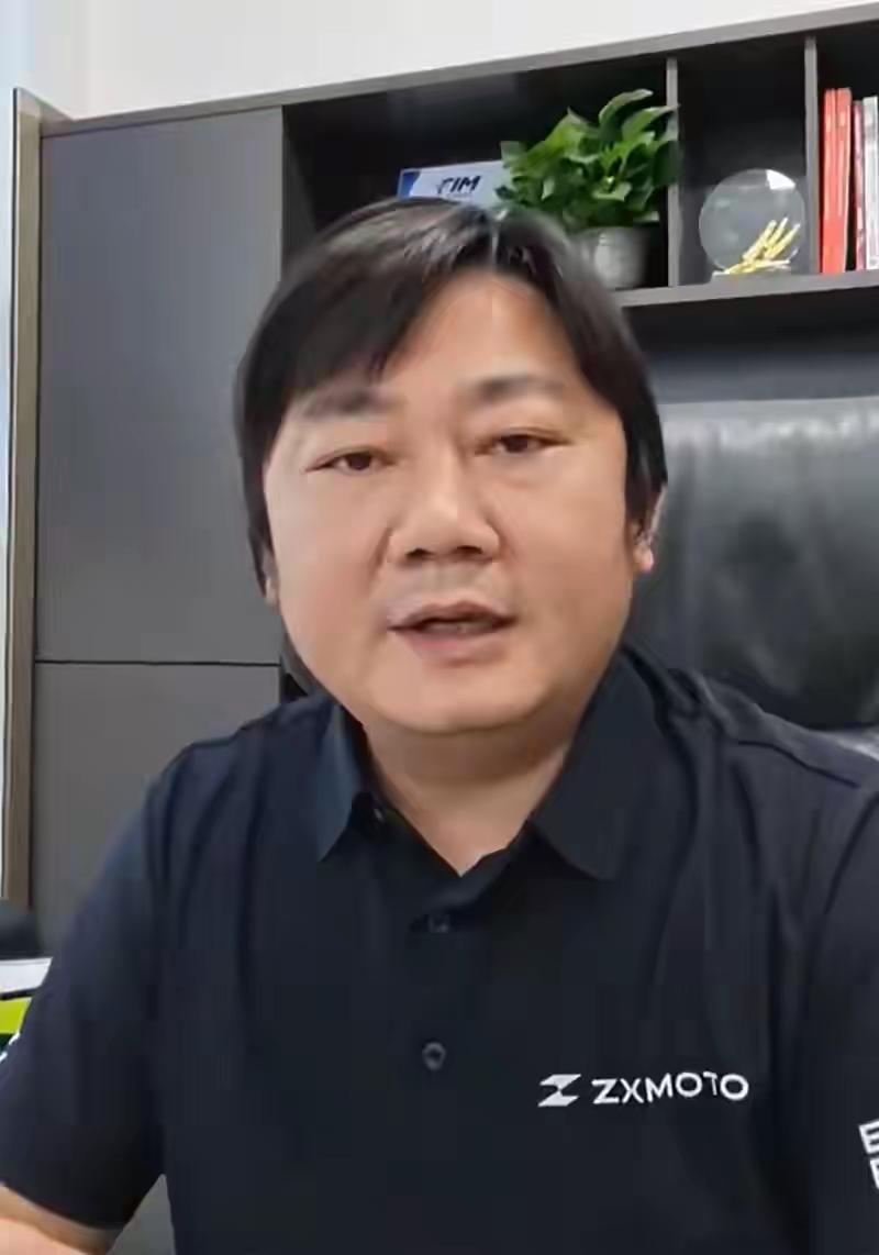 张雪的一句话，就把董宇辉踩在了脚底下！张雪说，不要把张雪机车搞得像邪教！