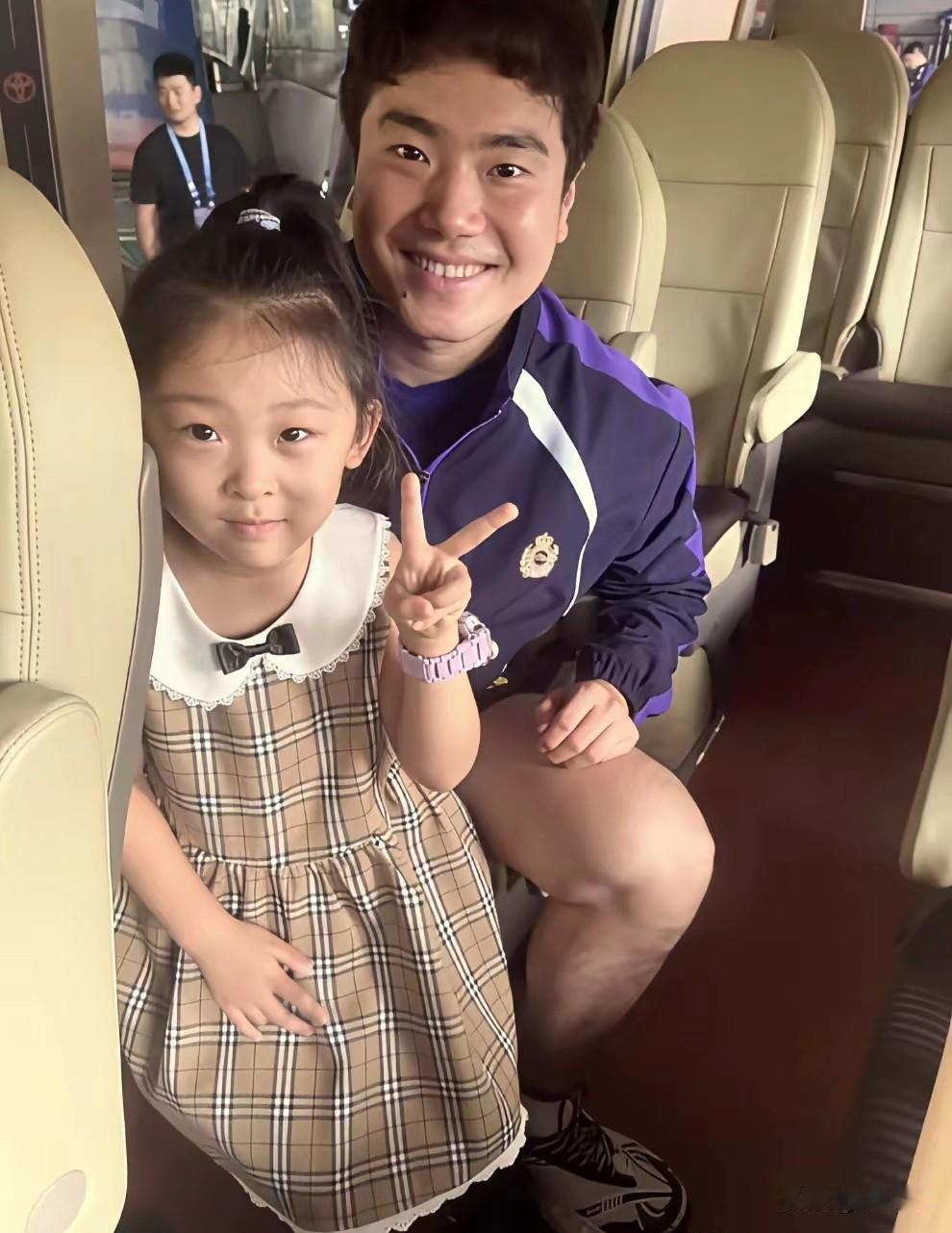 梁靖崑、向鹏两人性格，从和孙逊教练女儿的合影就能看得出来。梁靖崑本来就自带喜感