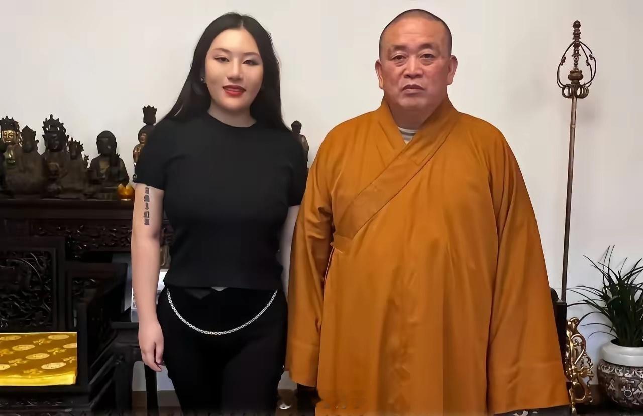 方丈出行头上有伞，不然就凭他，他有那本事把一个佛门清静之地，搞得乌烟瘴气满大殿的