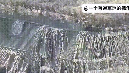 乌军无人机拍摄到俄军丢弃的一辆改装的“龟壳”坦克，这辆坦克基本没有受到什么伤害，