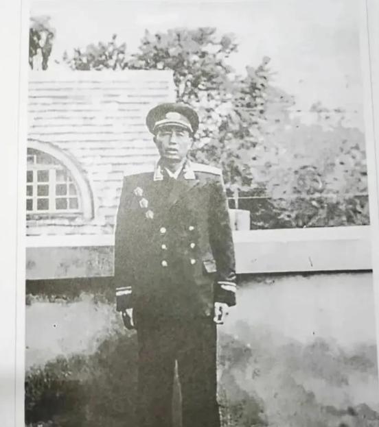 1943年，汉奸抓了个女八路，保长却拦着不让带走。汉奸队长王大麻子正要发火，保长
