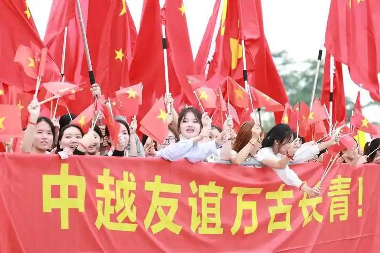 一个越南教授，当着全世界，撂下一句实在话。“我对中国有看法，但黄种人里，唯有中国