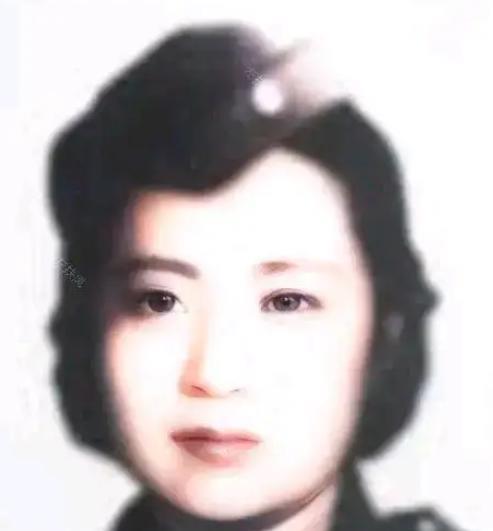 1951年，叶亚华在澳门街头要饭无果，无奈在牌子上写道：“我是抗日名将王铭章的