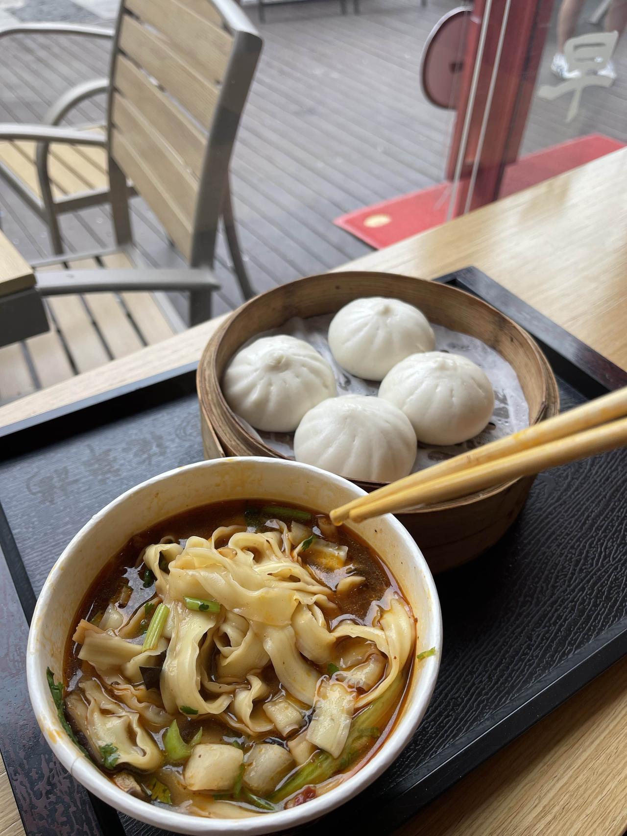 今天路过德华楼，就是武汉那个老牌子，刘德华的“德华”哈！想着还没吃饭，就钻进去了