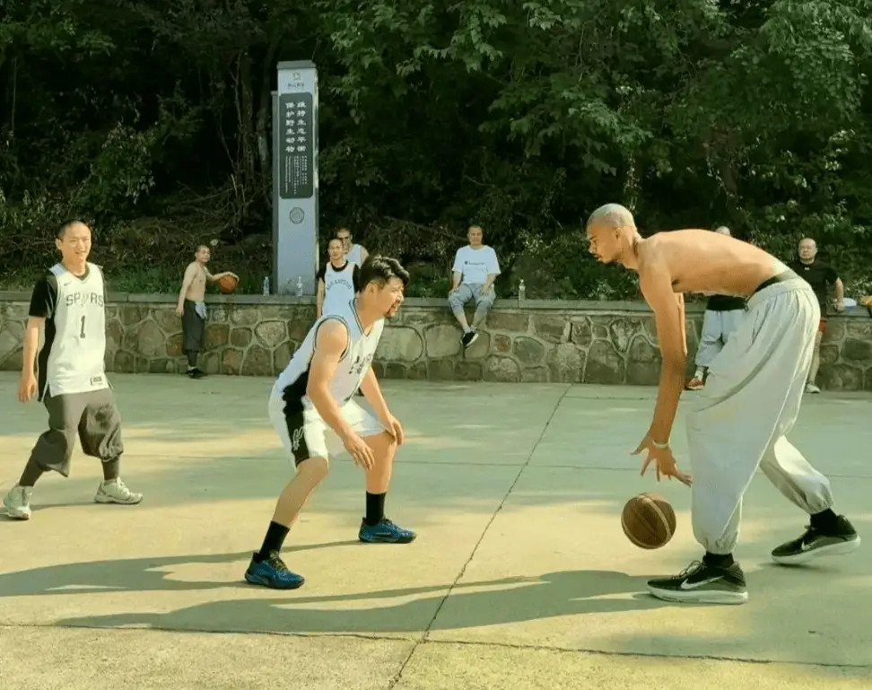 文班:只有上帝知道我这个夏天练的TM有多狠。NBA