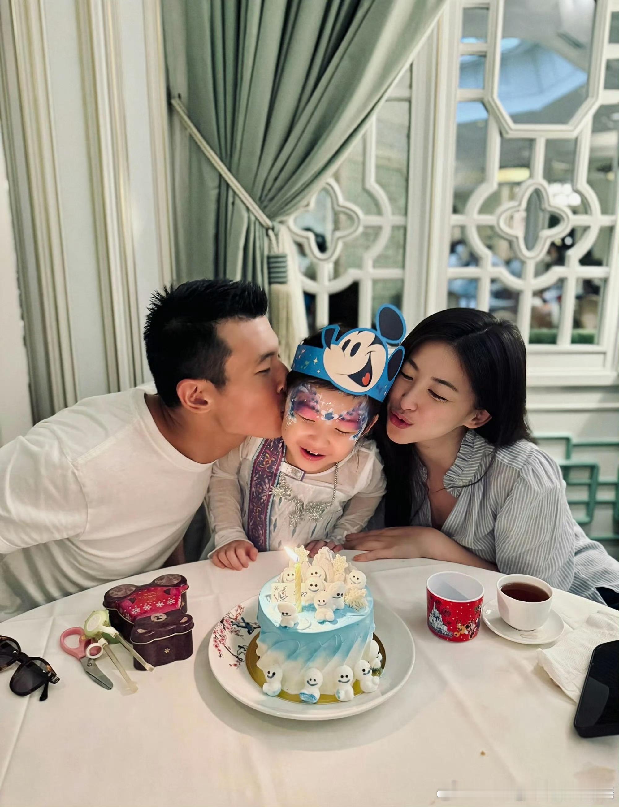 朱珠和丈夫带女儿在迪士尼庆生朱珠王昀佳为女儿庆4岁生日好用心！小珠宝遗传爸妈优点