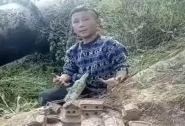 小男孩每天玩土, 父母偷偷跟踪后, 看到孩子的杰作懵了