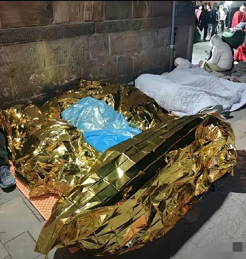 五一泰山顶上的厕所，这次火了。不是因为多干净，是因为里头躺满了人。洗手池里、