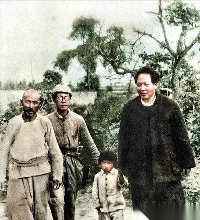 李讷这姑娘真敞亮！没半点血缘，张口就喊贺子珍“妈妈”，这一声直接把贺子珍整得破防