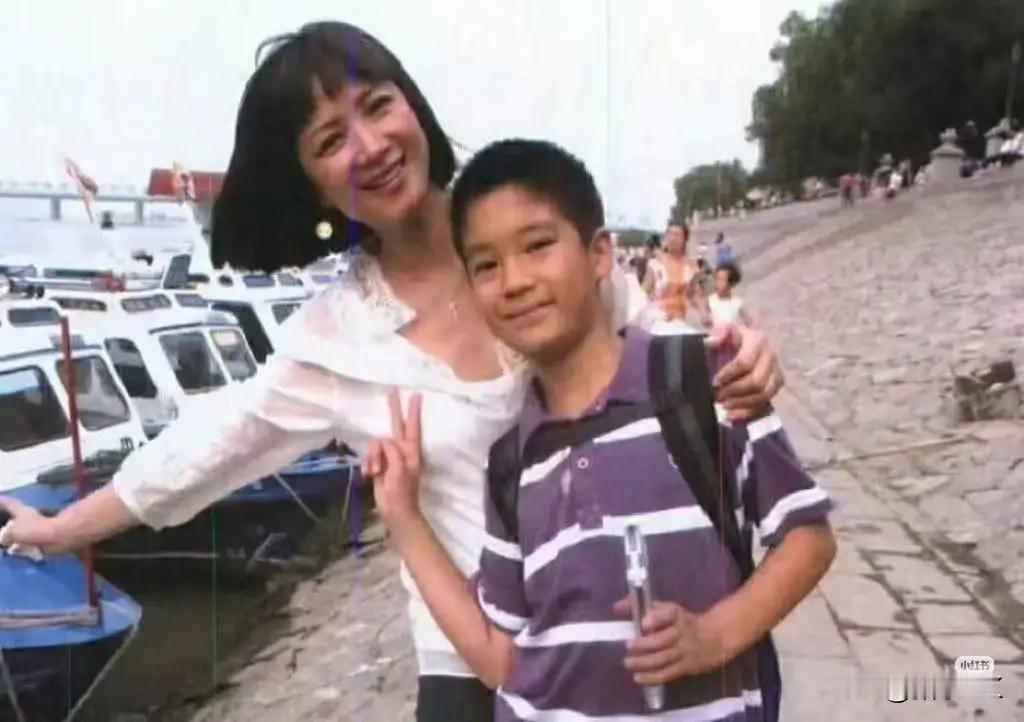 何晴与儿子的合影，她虽然离婚了但对儿子的爱一点儿也没减少。只不过她儿子大部分时间