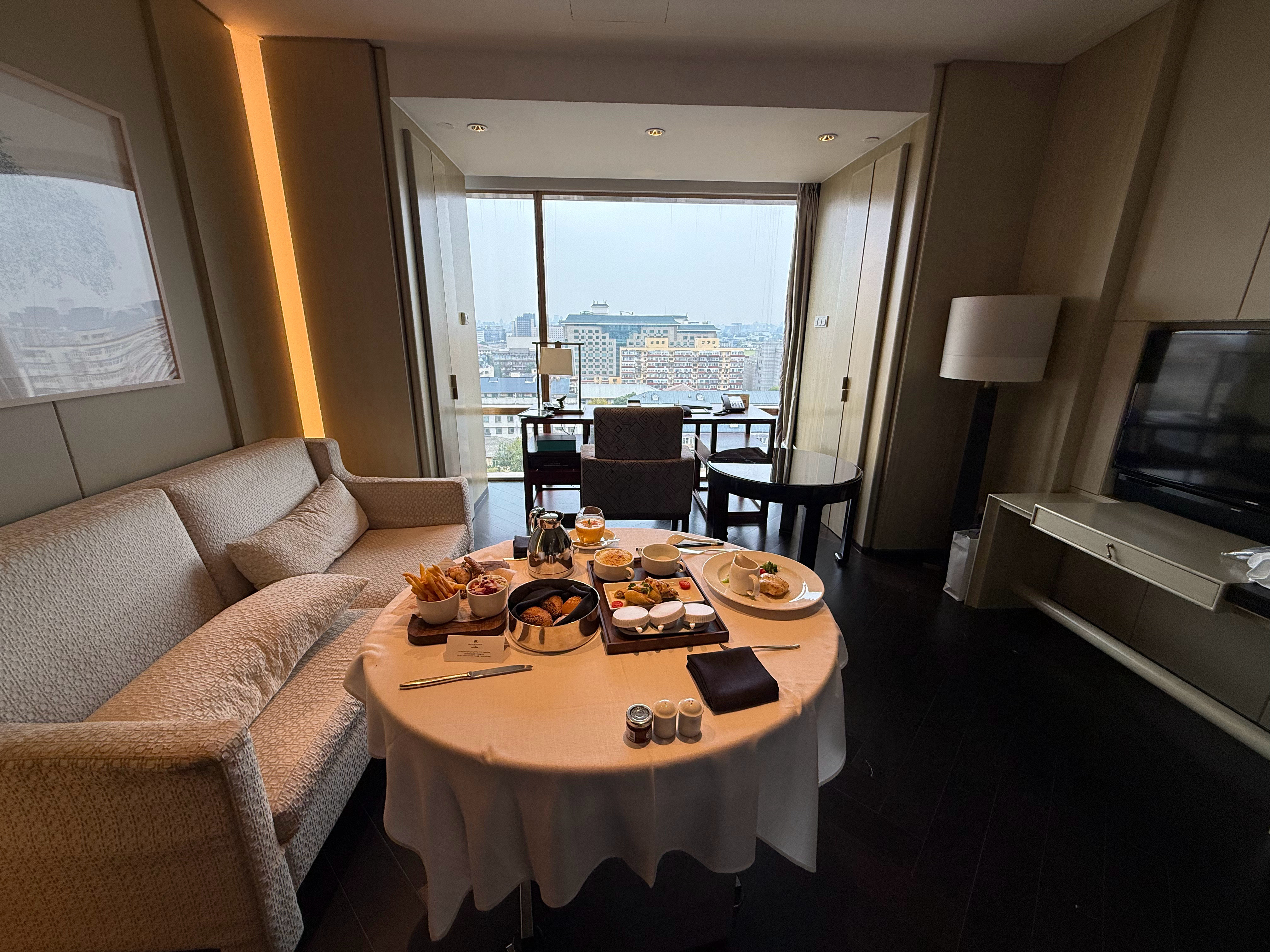 第一次住北京的华尔道夫，整体环境和房间比厦门差不少[doge]房间不大，一个房间