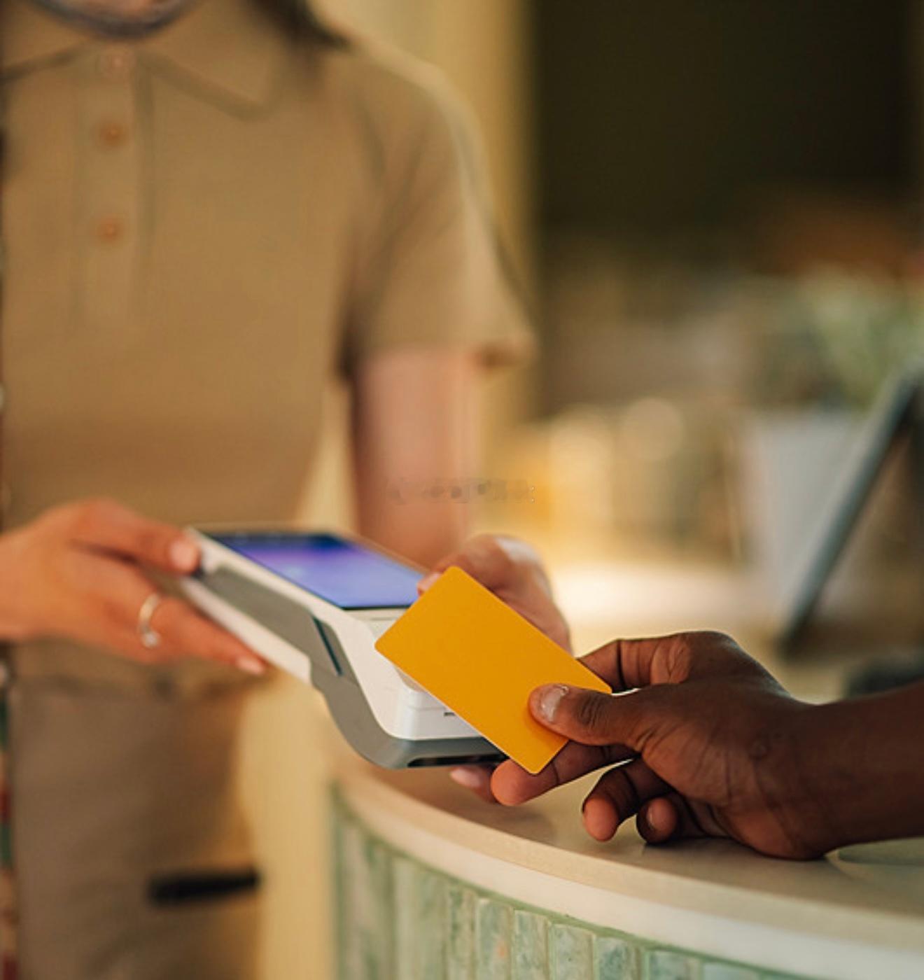 通知：14号晚会有轻微地震，震中位置大约为：酒店、草坪、车内、床上等。震感不是特