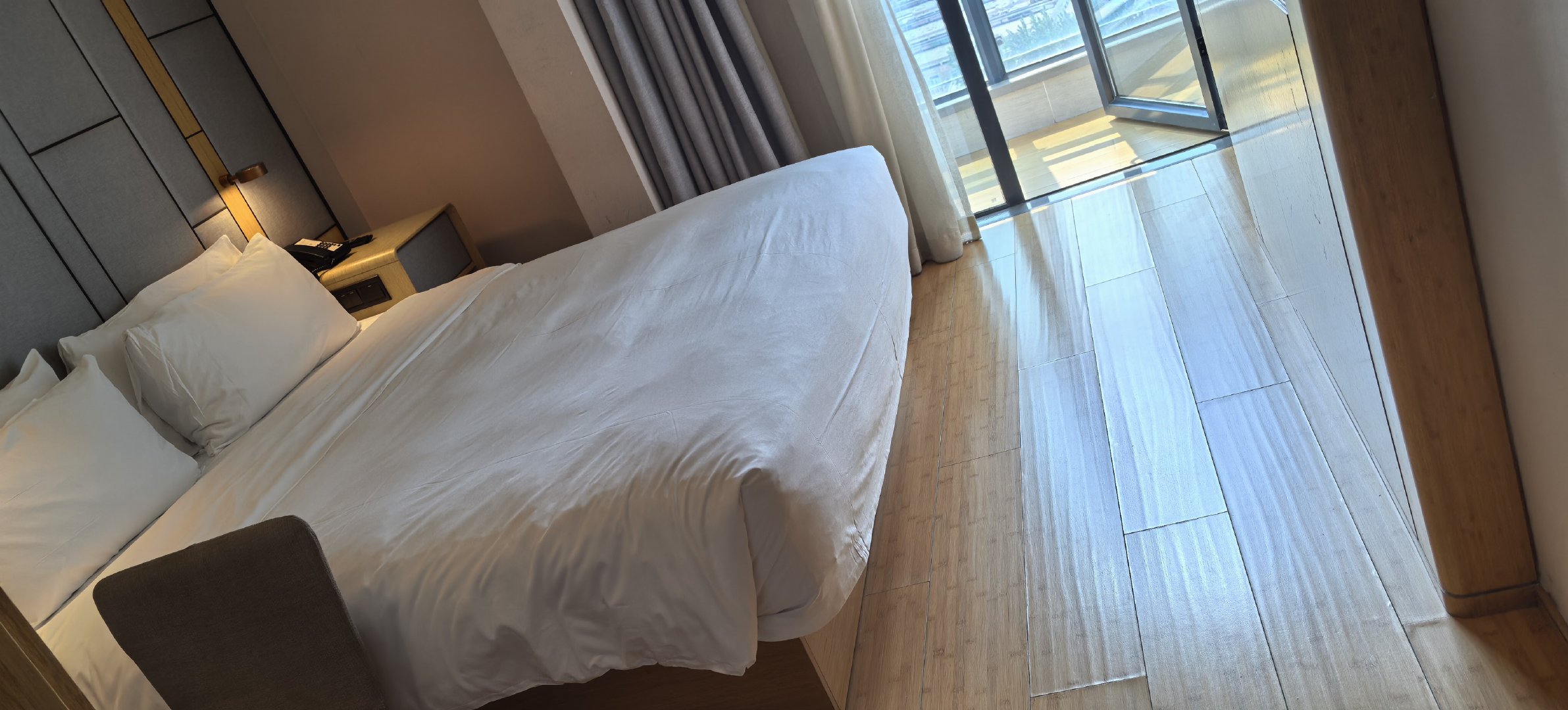 看来华住会是准备把全季品牌搞砸了。硬件房间小的跟城中村里的民宿一样，电梯地毯脏，门口在巷子里，比汉庭