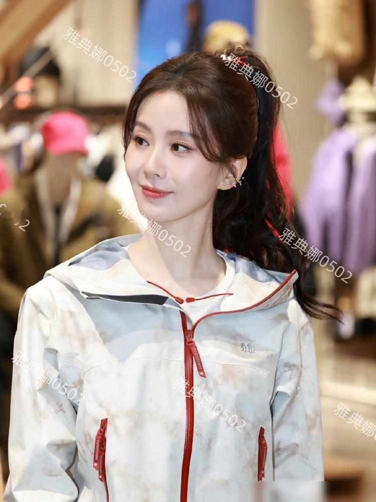 深圳万象城偶遇刘诗诗，她本人根本没有网上夸的那么那么年轻漂亮，穿了一身登山服的她