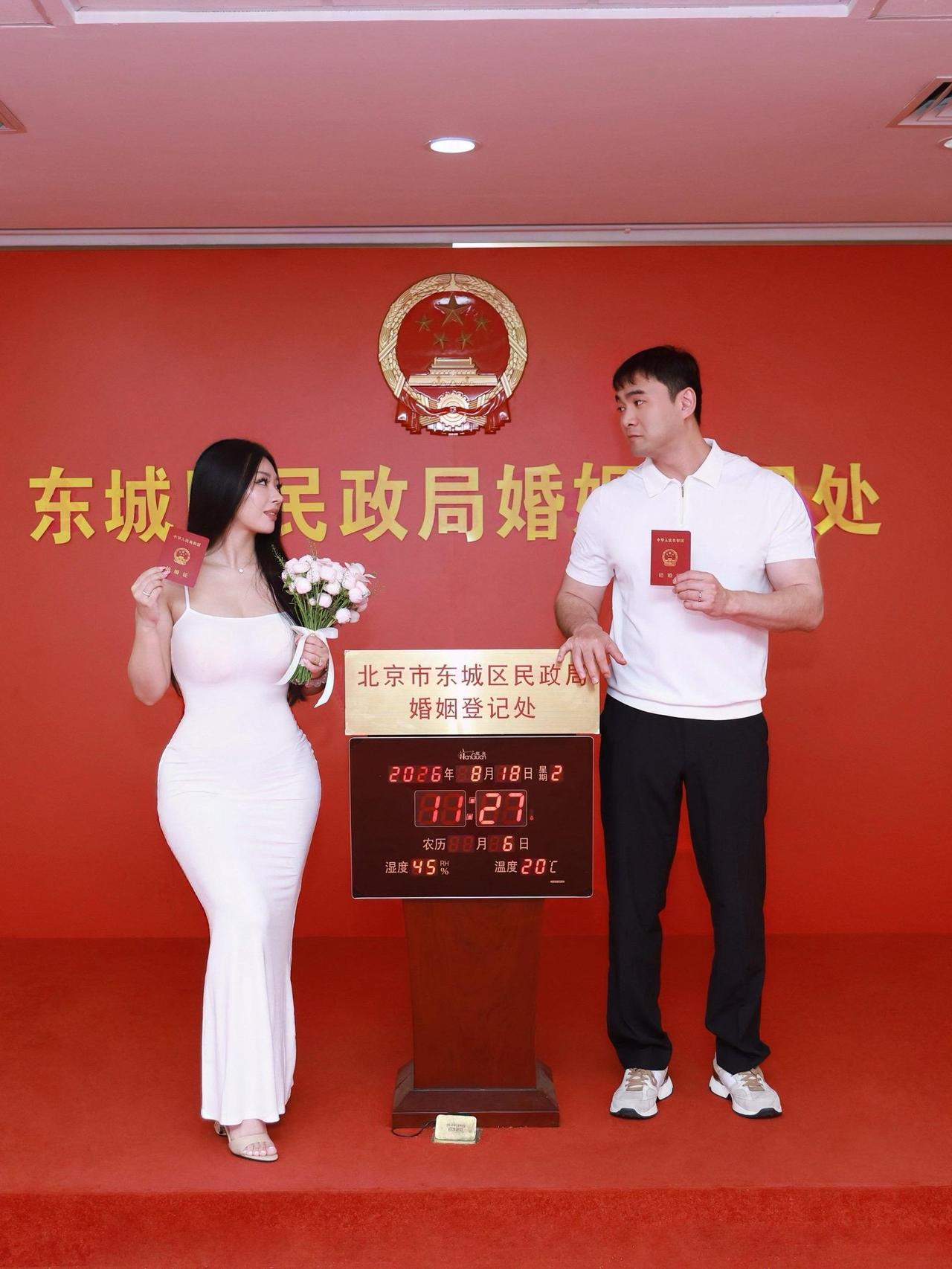 看见照片我第一反应想到了卡戴珊的一婚里弗斯这种身材一看就是健身房经常锻炼