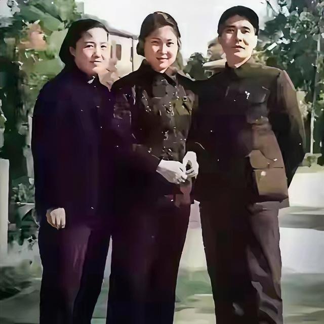 1962年，这是李敏前往福州看望舅舅、舅妈留下的一张难得一见合影，这张照片属