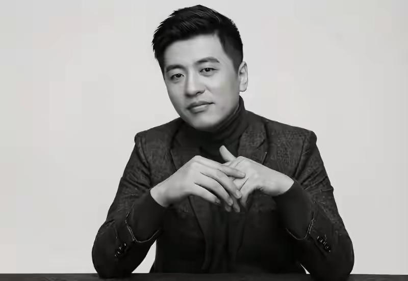 网上总有人批判张雪峰讲高考志愿太过功利，张口闭口都是就业、薪资、好工作，全然不提